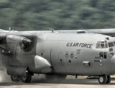 Βίντεο: Προσγείωση C-130H Hercules της USAF σε χωμάτινο αεροδρόμιο